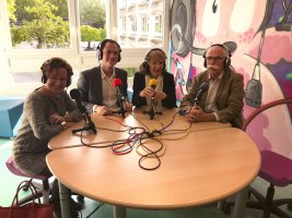 Les invités officiels inaugurent l'espace webradio du collège